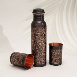 Ensemble en cuivre pur comprenant une bouteille (± 950 ml/300 g) et 2 tasses (300 ml/100 g), motif floral antique;