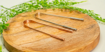 Le gratte-langue : un geste ancestral pour une bouche saine
