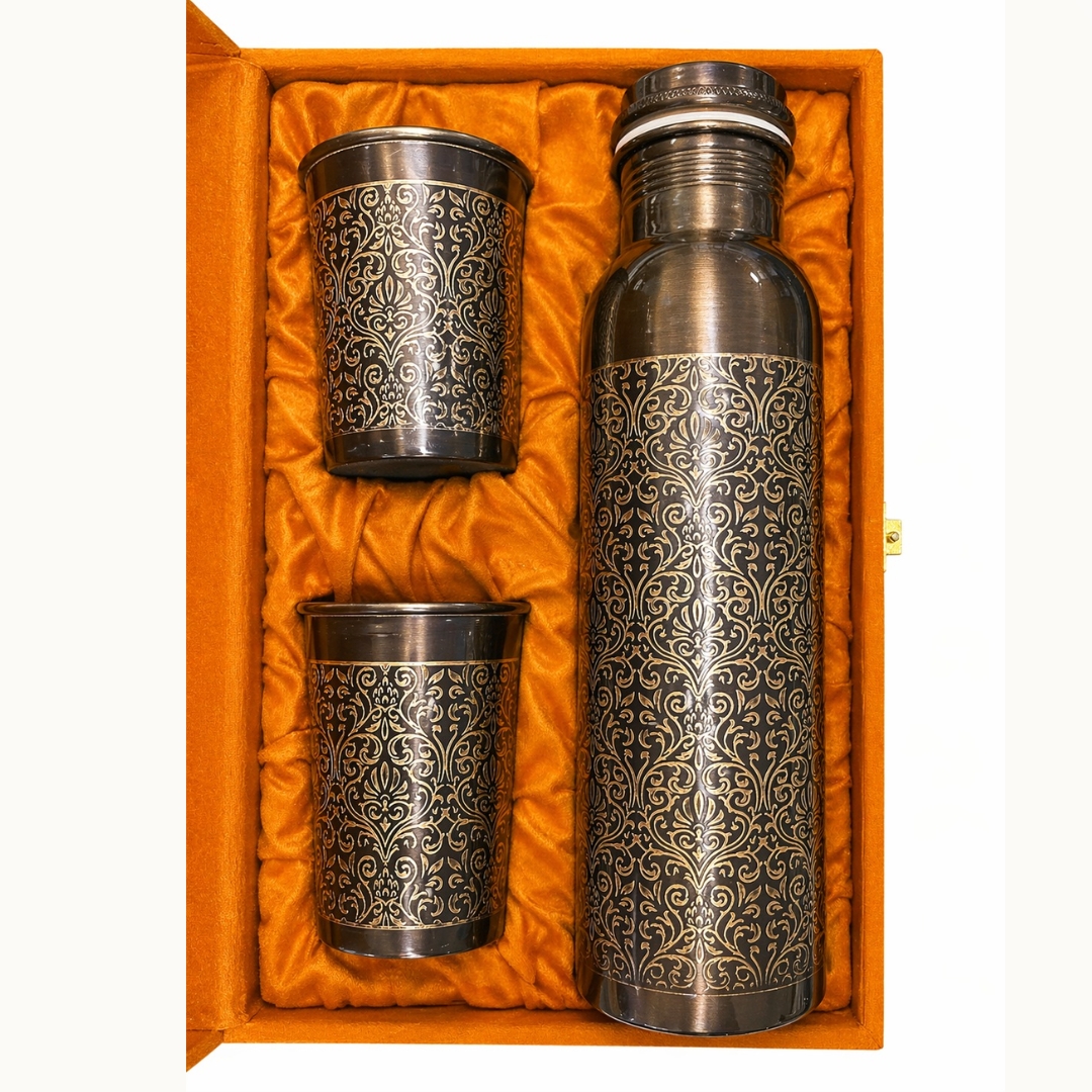 Ensemble en cuivre pur comprenant une bouteille (± 950 ml/300 g) et 2 tasses (300 ml/100 g), motif floral antique; – Image 3