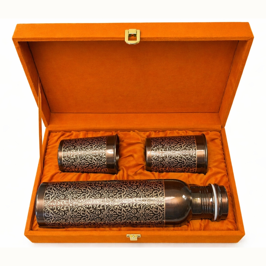 Ensemble en cuivre pur comprenant une bouteille (± 950 ml/300 g) et 2 tasses (300 ml/100 g), motif floral antique; – Image 2