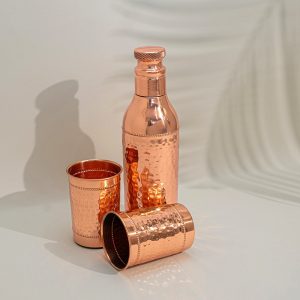 Ensemble en cuivre pur comprenant une bouteille classique (750 ml) et 2 tasses martelées/pointillées