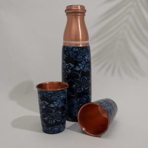 Ensemble en cuivre pur comprenant une bouteille à motif floral bleu d'environ 950 ml et 2 tasses droites.