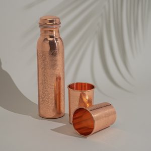 Ensemble en cuivre pur comprenant une bouteille à motif floral ± 950 ml/300 g avec 2 tasses