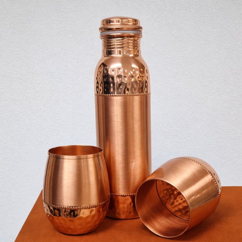 Ensemble en cuivre pur composé d'une bouteille Sequence martelée ± 950 ml et de 2 tasses bulbeuses (dans un luxueux coffret de rangement en velours) – Image 3