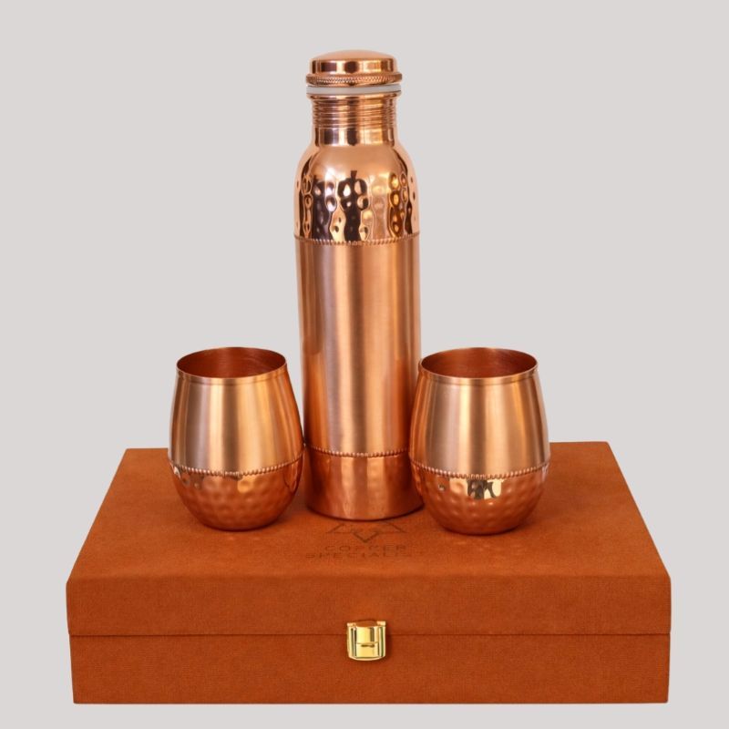 Ensemble en cuivre pur composé d'une bouteille Sequence martelée ± 950 ml et de 2 tasses bulbeuses (dans un luxueux coffret de rangement en velours) – Image 2