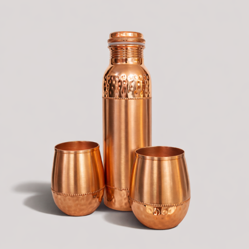 Ensemble en cuivre pur composé d'une bouteille Sequence martelée ± 950 ml et de 2 tasses bulbeuses (dans un luxueux coffret de rangement en velours)
