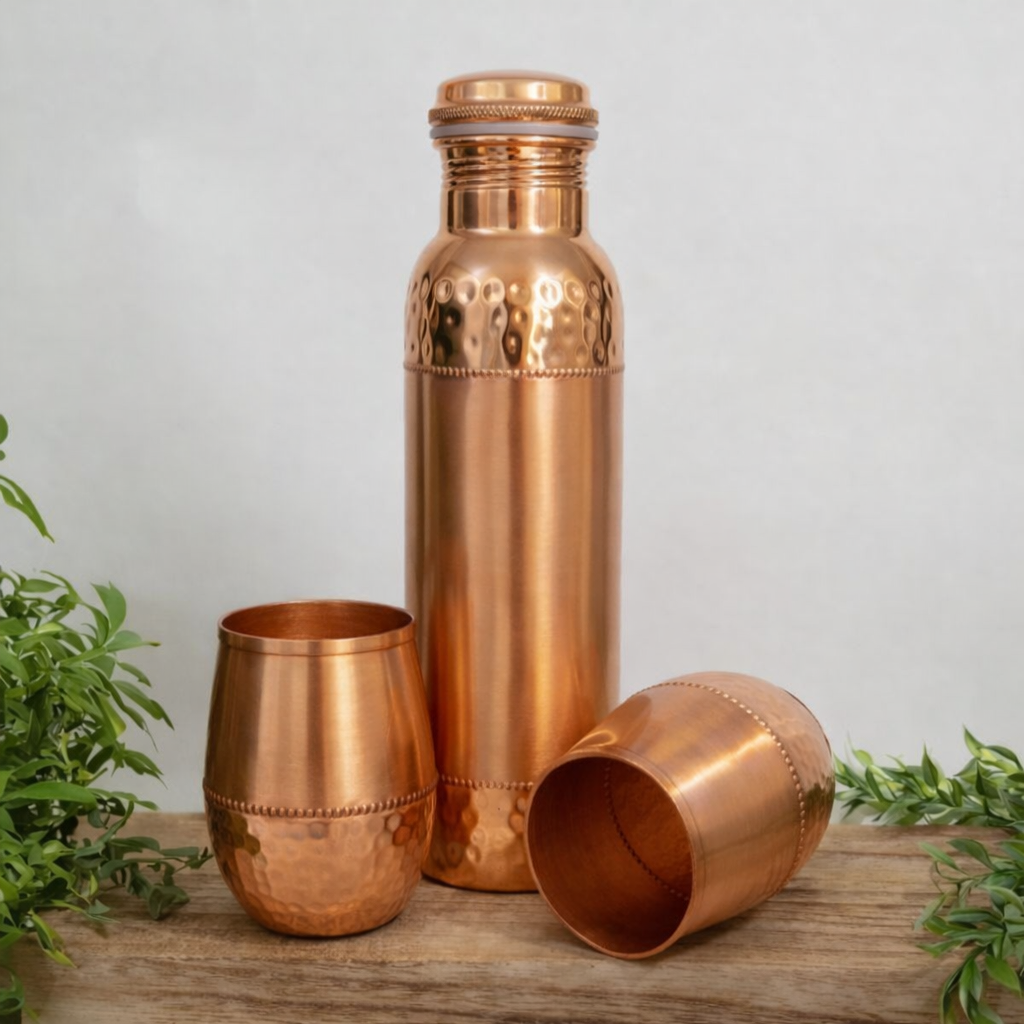 Ensemble en cuivre pur composé d'une bouteille Sequence martelée ± 950 ml et de 2 tasses bulbeuses (dans un luxueux coffret de rangement en velours) – Image 5